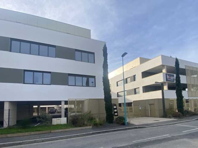 Situé en plein coeur de TECHLID, à Dardilly, dans