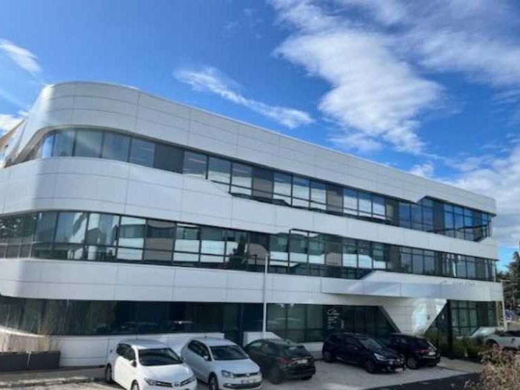 Dans un ensemble paysager, un plateau de bureaux 