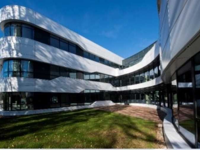 Dans un ensemble paysager, un plateau de bureaux 