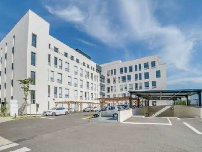 Situé sur Villeurbanne, en façade de la ligne de 