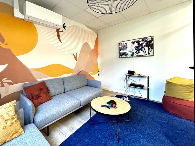 Situés dans un immeuble à usage mixte, ces bureau