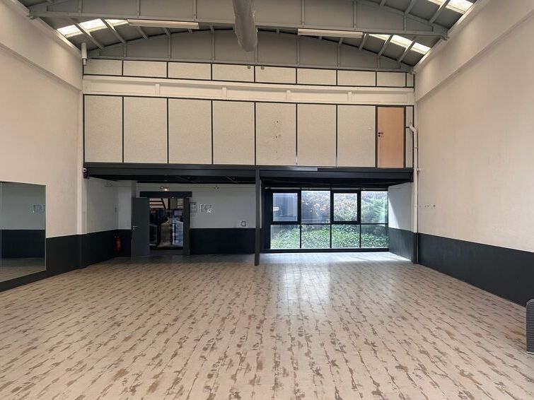 Nous vous proposons un local d'activités d'une su