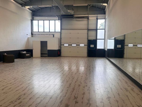 Nous vous proposons un local d'activités d'une su