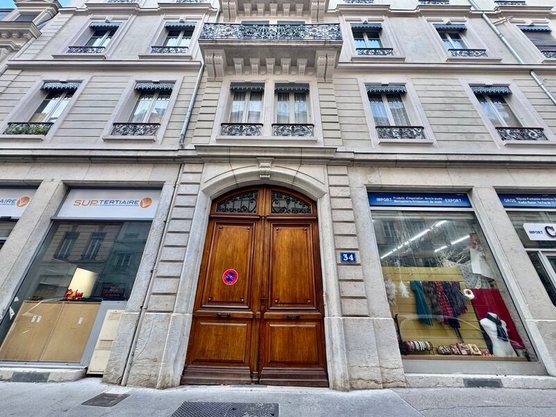 Au rez-de-chaussée d'un élégant immeuble haussman