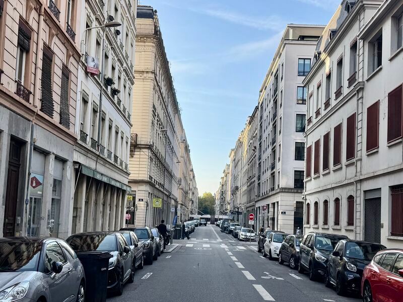 Au rez-de-chaussée d'un élégant immeuble haussman