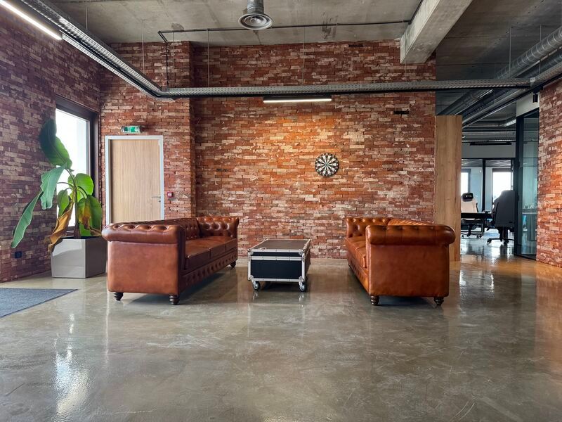 À louer, 825 m² de bureaux atypiques divisibles à