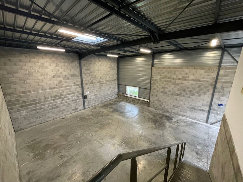 Local d'activité avec bureaux aménagés et cour pr