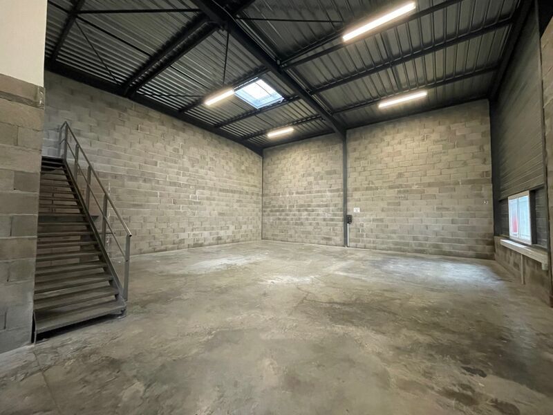 Local d'activité avec bureaux aménagés et cour pr