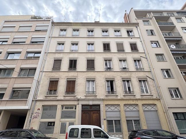 Au rez-de-chaussée d'un immeuble ancien, situé da