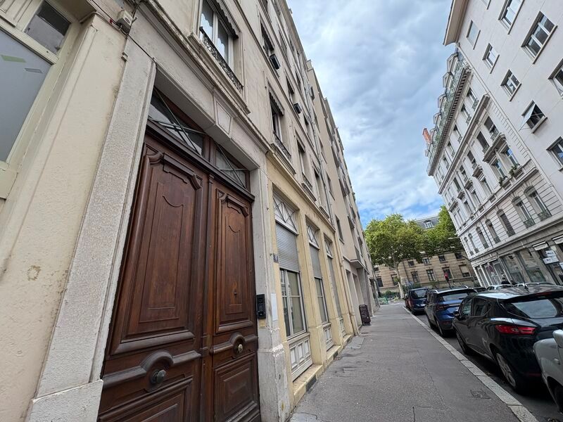 Au rez-de-chaussée d'un immeuble ancien, situé da