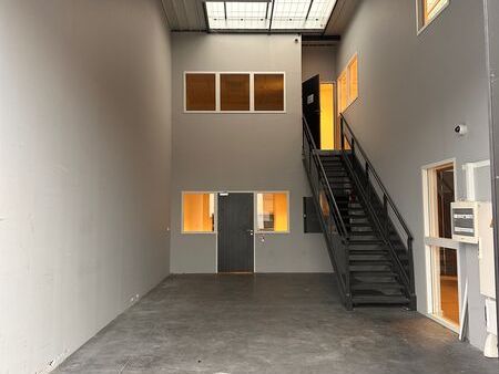 Nous vous proposons un local d'activités à la loc