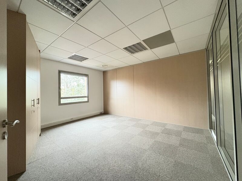 Situé sur la commune d'Ecully, au sein d'un parc 