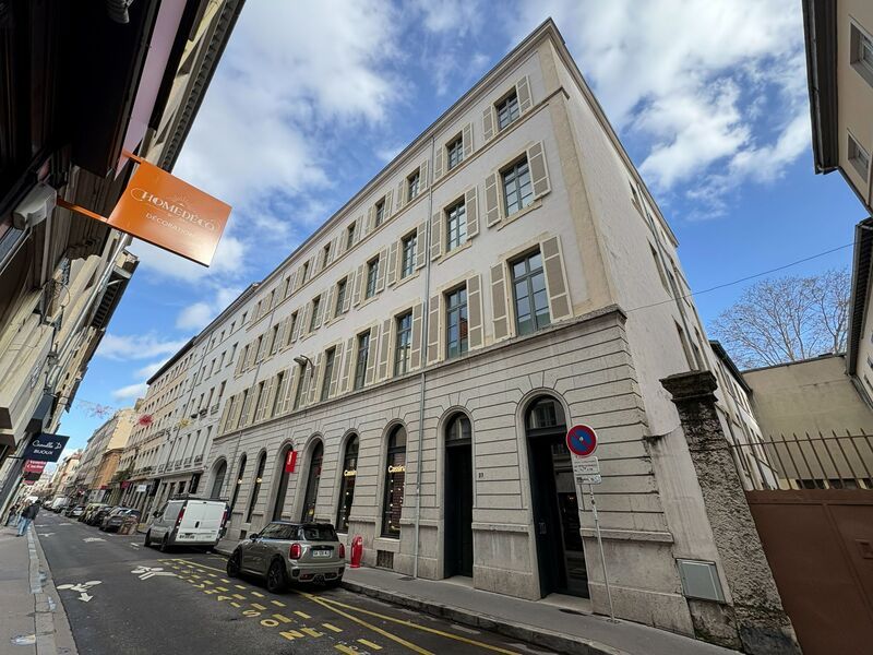 Dans un hôtel particulier situé entre la place Be