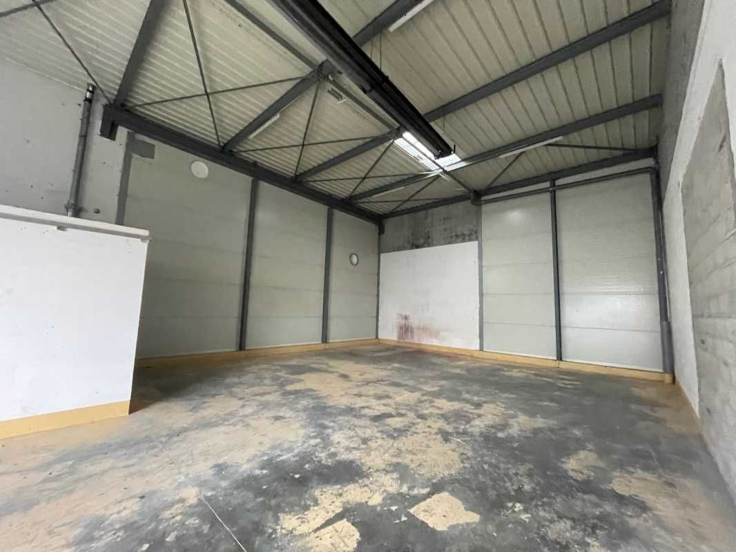 A LOUER - Locaux d'activités avec entrepôt, burea