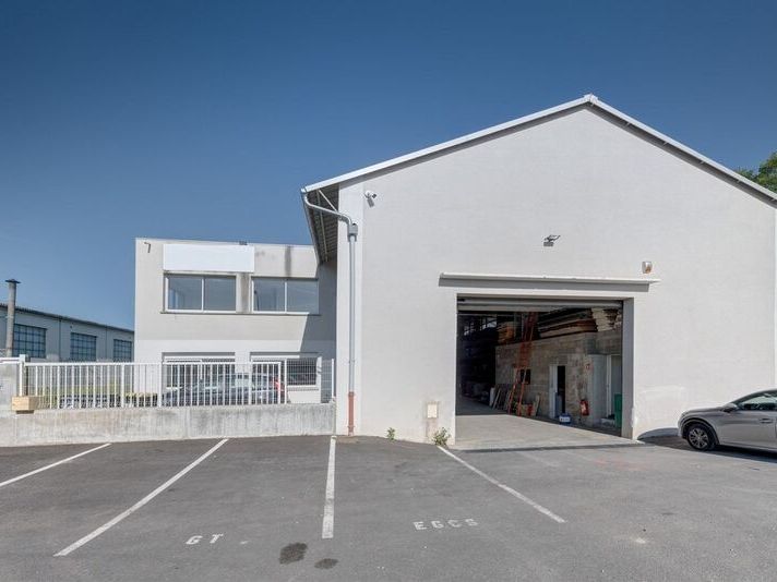 Idéalement situé à proximité de la rocade sur la 