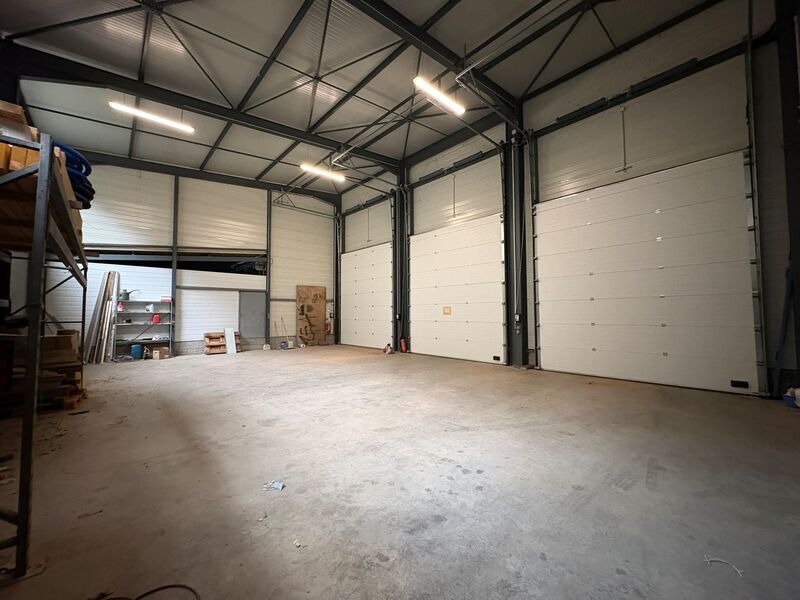 Nous vous proposons à la location deux locaux d'a