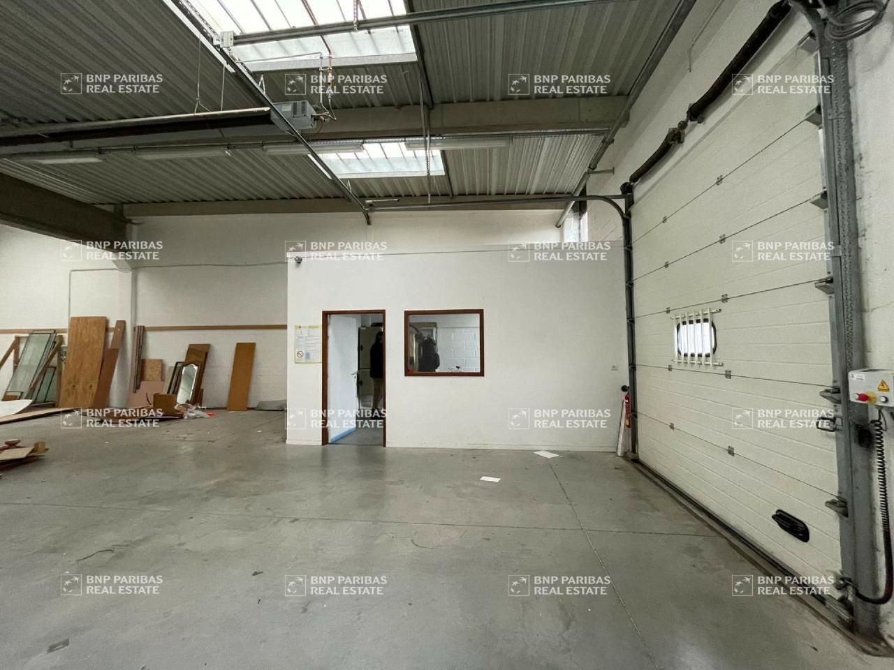 1023 m² pour ce activité en location à Roost-warendin