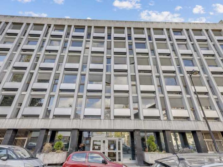 A 300 mètres du métro "Ourcq" et de la Cité de la