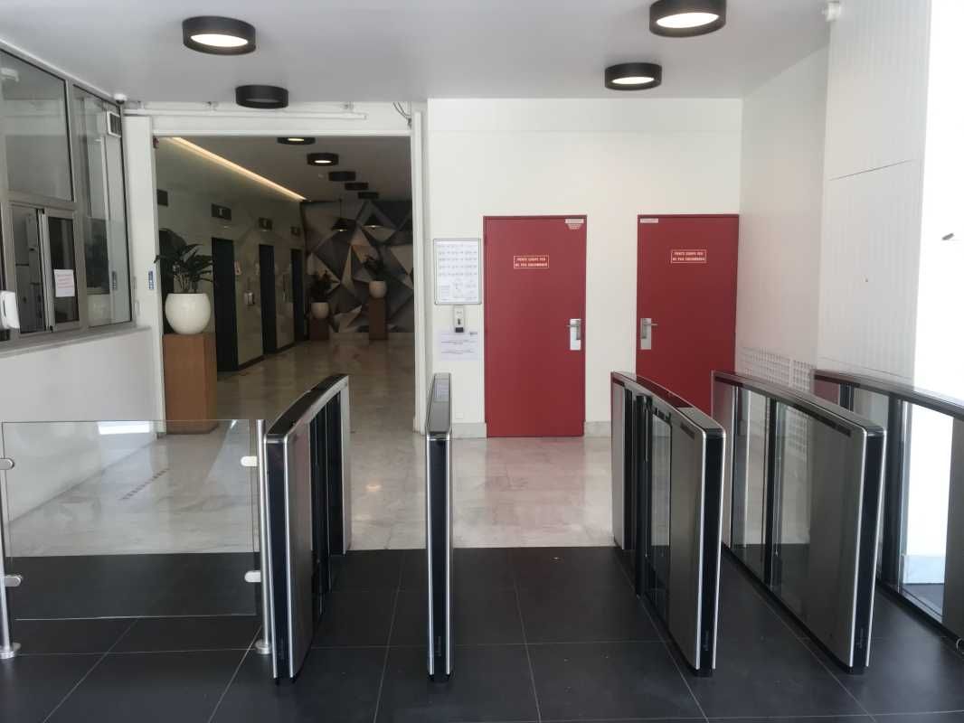 Dans un environnement tertiaire à proximité des c