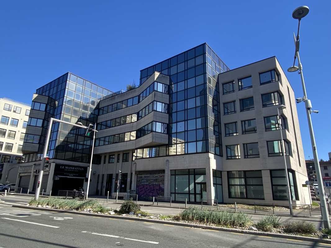 A proximité immédiate du périphérique Porte de Ba