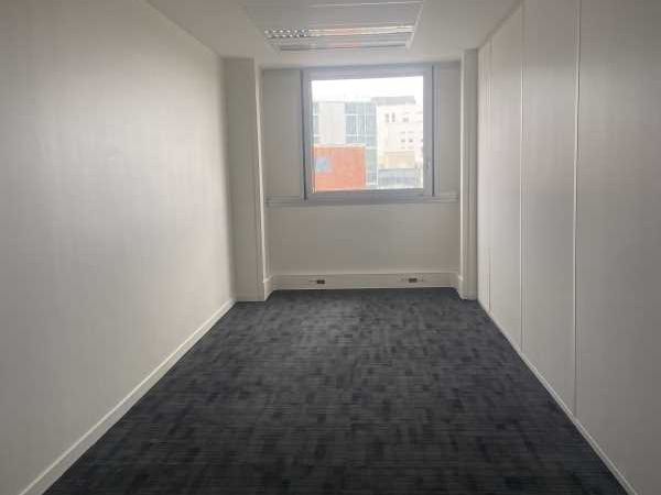 Dans un immeuble situé en front de périphérique, 