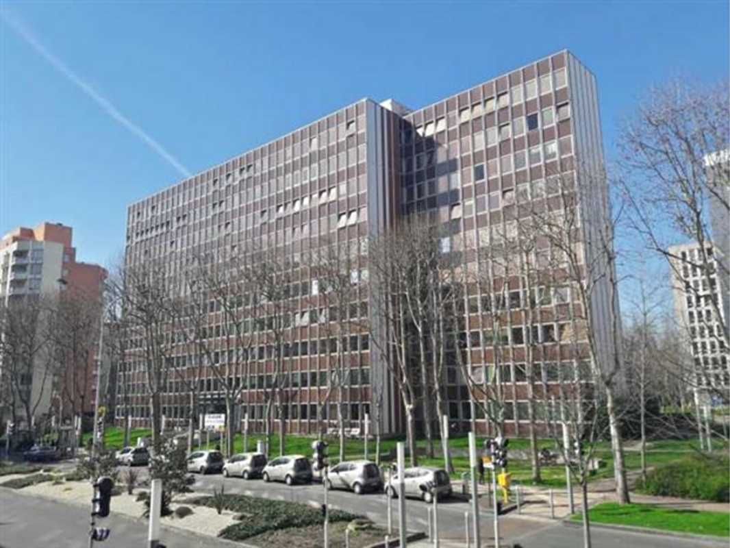 Dans un immeuble de bureaux de bon standing nous 