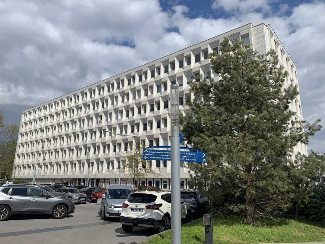 Dans un immeuble récemment ravalé et proche du mé