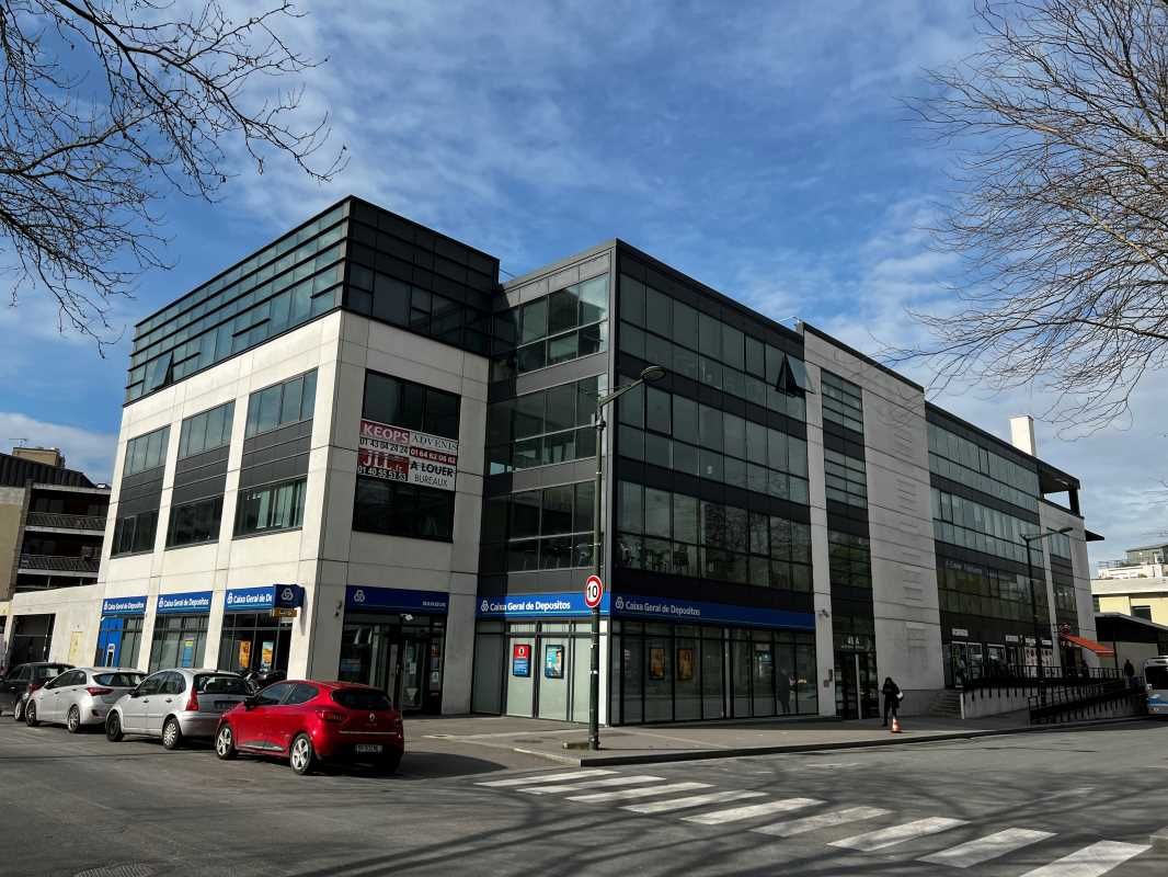 Au pied du RER E "Chelles-Gournay", G2B REAL ESTA