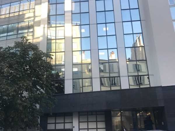 Dans un immeuble indépendant à proximité immédiat