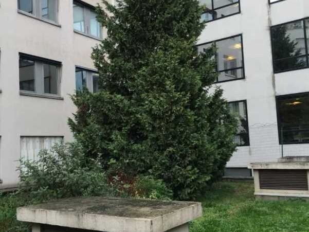 Dans un immeuble indépendant à proximité immédiat