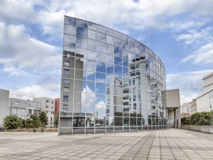 Dans un immeuble situé à 15 minutes en transports