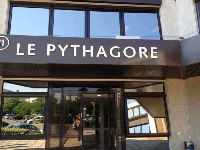 A proximité du centre commercial Créteil Soleil, 