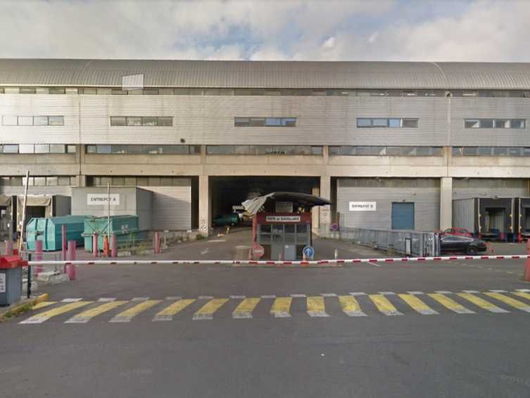 Au pied du canal de l'Ourcq, à proximité des tran