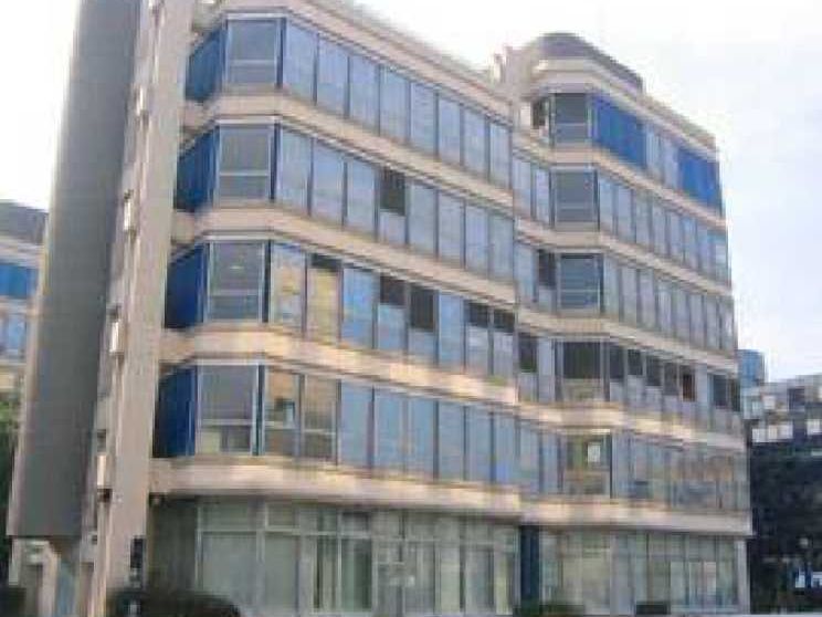 Dans un immeuble de standing, sur la commune de N