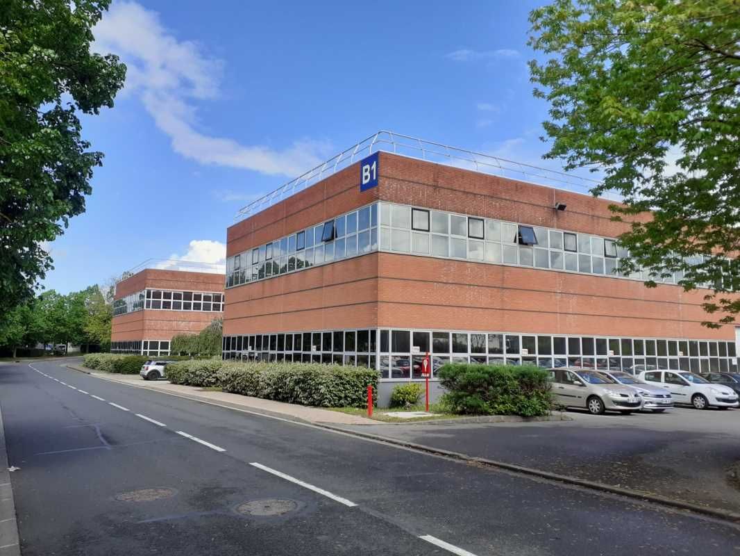 En bordure de l'autoroute A104 (Francilienne) et 