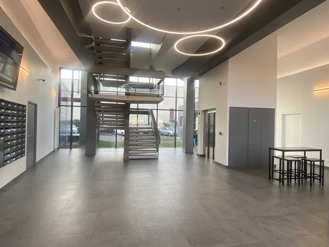 Aux abords de l'A86 et à proximité du centre comm