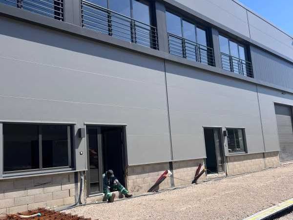 Dans un parc d'activité clos et sécurisé aux Pavi