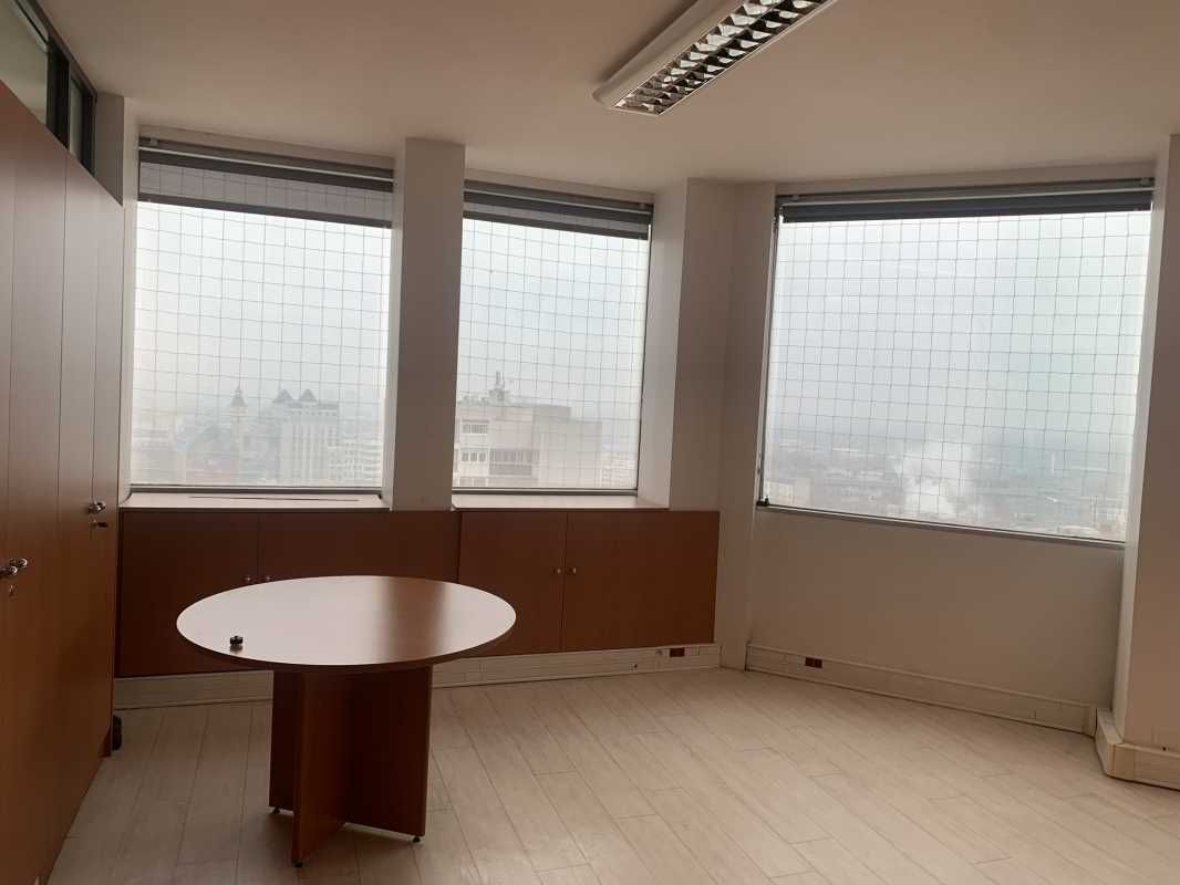 A partir de 650 euros/mois/ht. A la porte de Pari