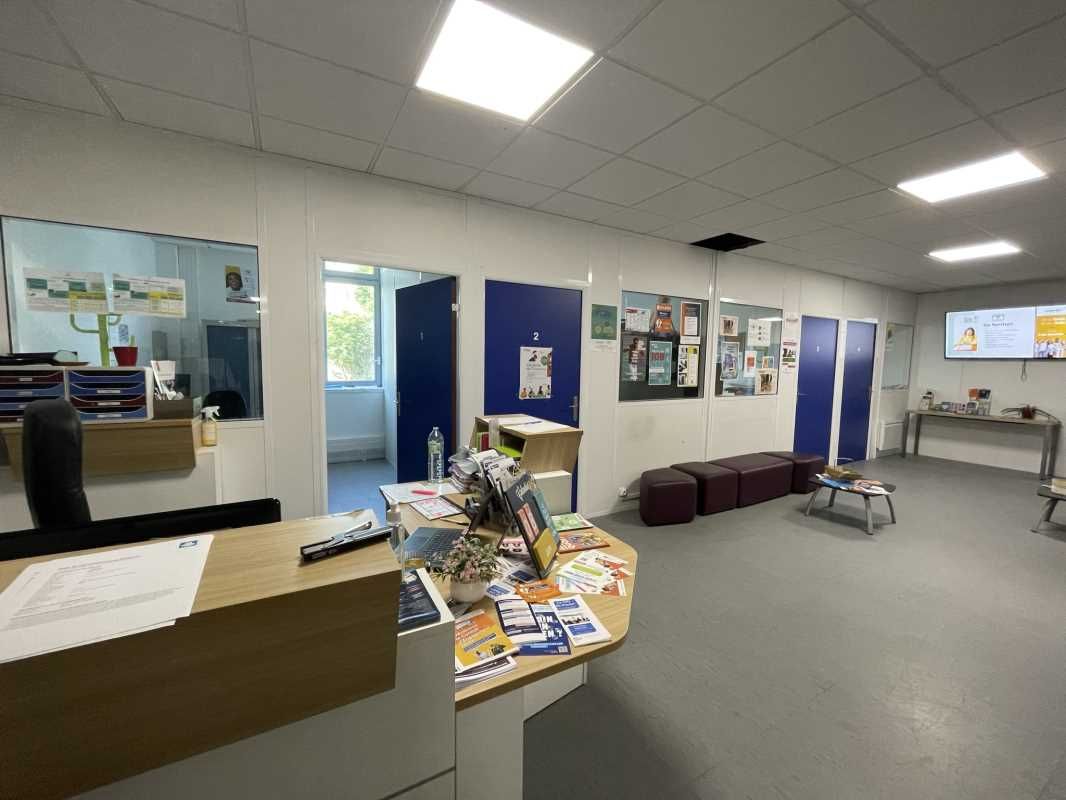 Dans un parc gardienné à proximité du boulevard p