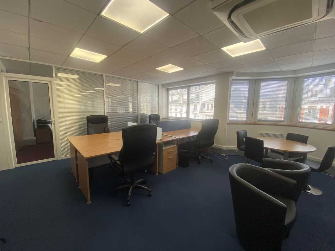 Au pied du métro "Château d'Eau", ligne 4, G2B RE