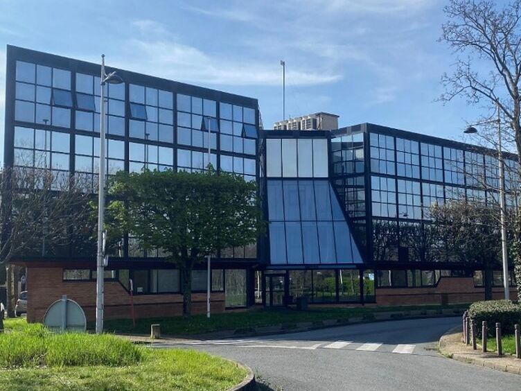 Dans un environnement vert et calme au pied du Pa