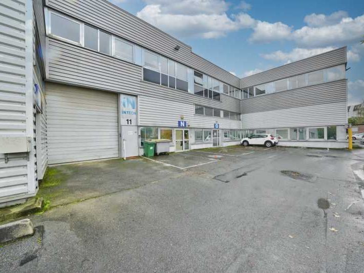 A proximité immédiate de l'A86, G2B REAL ESTATE v