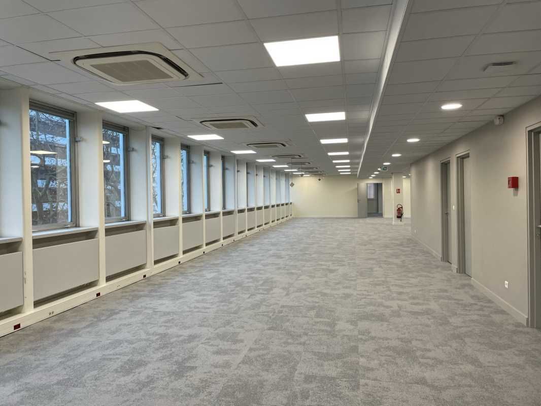 Dans un immeuble de bureaux de bon standing nous 