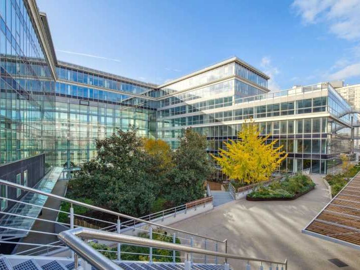 Dans un ensemble immobilier restructuré, à proxim