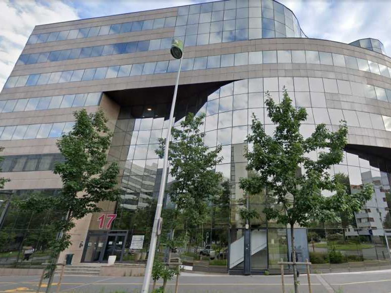 Proche de la sortie de l'autoroute A4 et du RER A