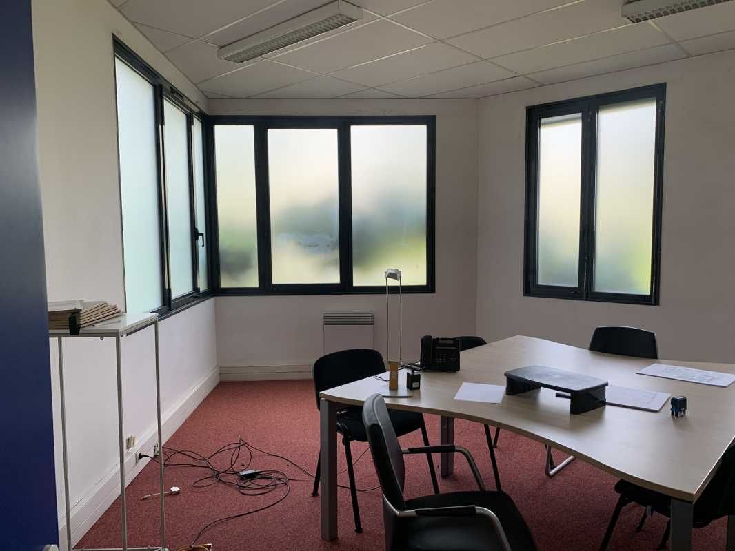 G2B REAL ESTATE vous propose, dans l'Europarc de 