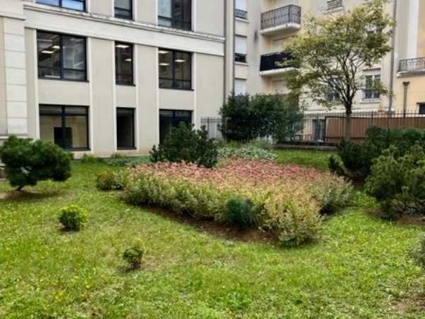 Au pied de la station RER A "Bussy-Saint-Georges"