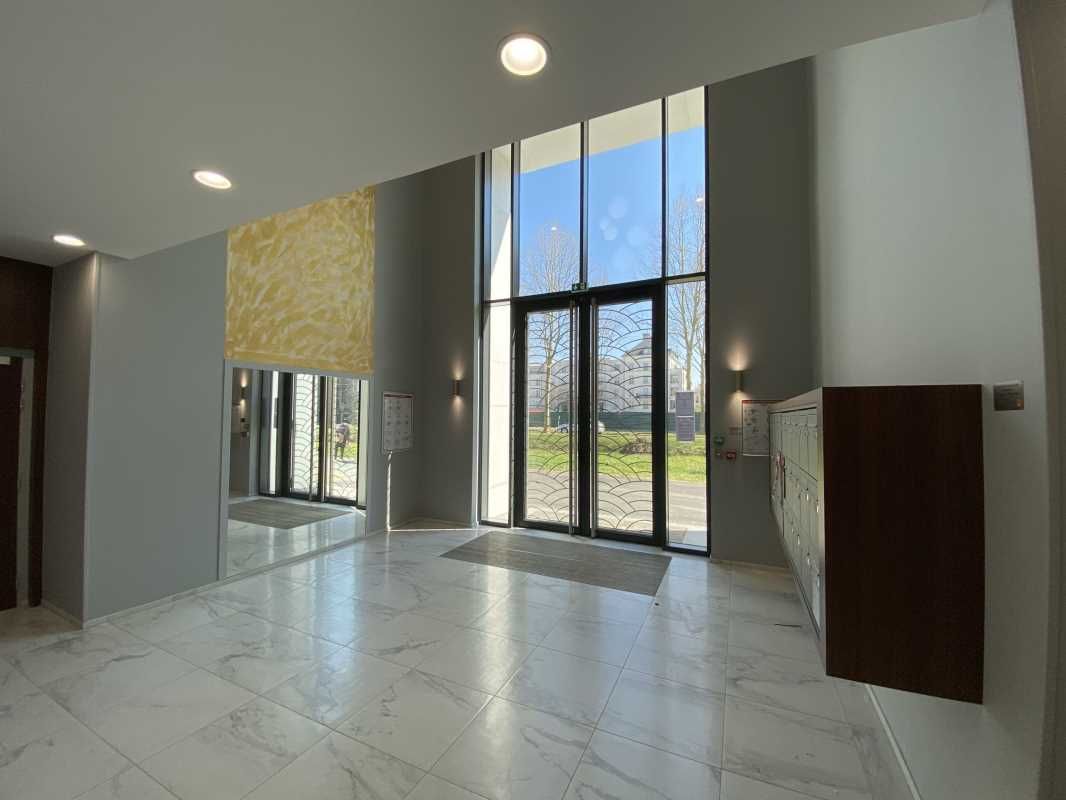 Au pied du RER A, dans un immeuble neuf de style 