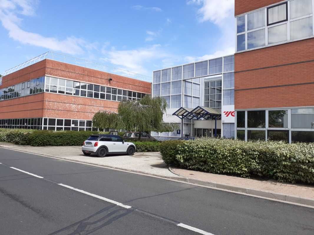 En bordure de l'autoroute A104 (Francilienne) et 