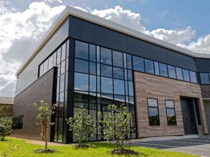 Dans un parc d'activité neuf à proximité de Créte